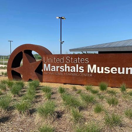 Old Fort Loft King & Queen Suites Nearest Accomodation To Marshals Museum Power Your Ev For Free! Fort Smith Exteriér fotografie