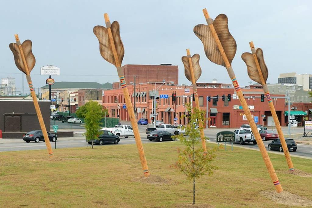 Old Fort Loft King & Queen Suites Nearest Accomodation To Marshals Museum Power Your Ev For Free! Fort Smith Exteriér fotografie